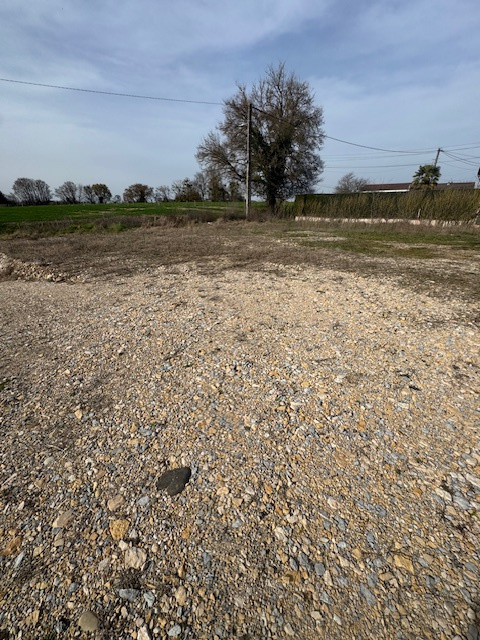 Terrain constructible à vendre à Pizay, 680 m² – photo 2 sur 2